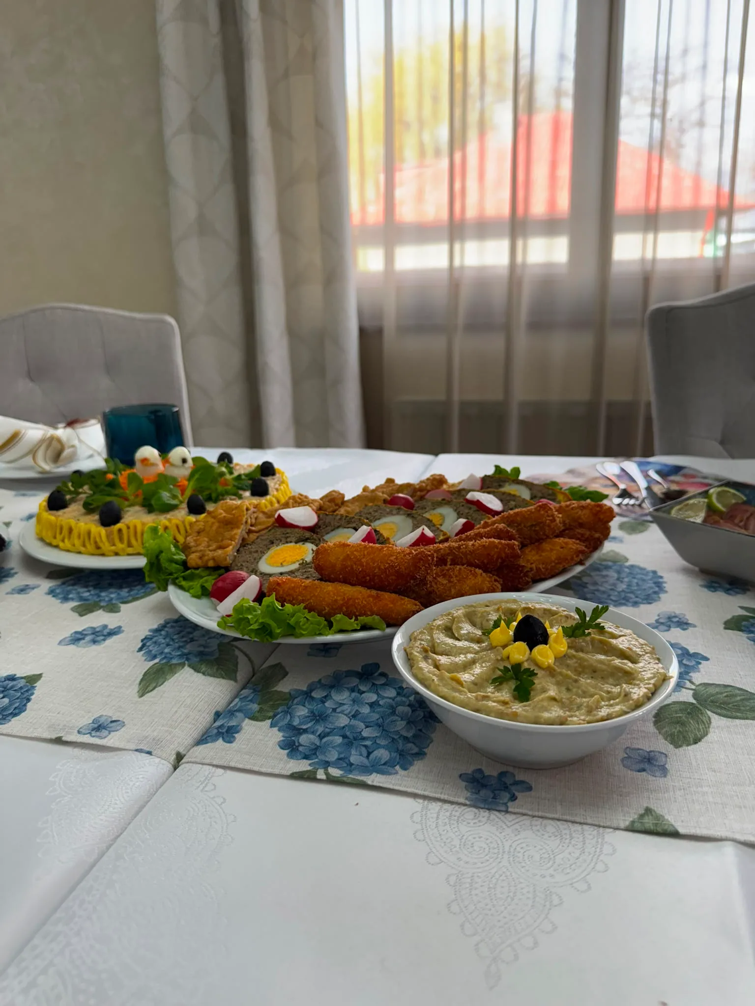 Masa cu peste prajit si salata