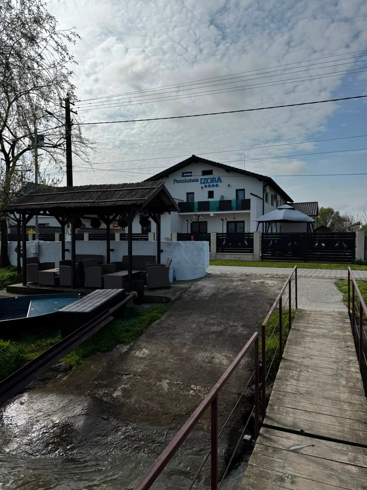 Pensiunea vazuta dinspre ponton