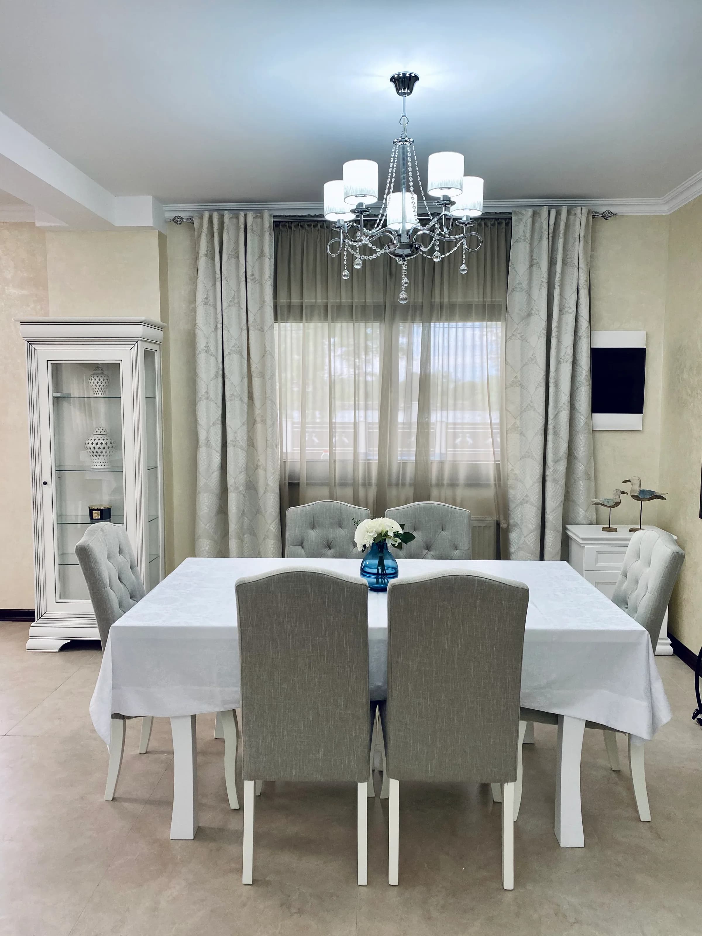 Sala de mese masa aranjata