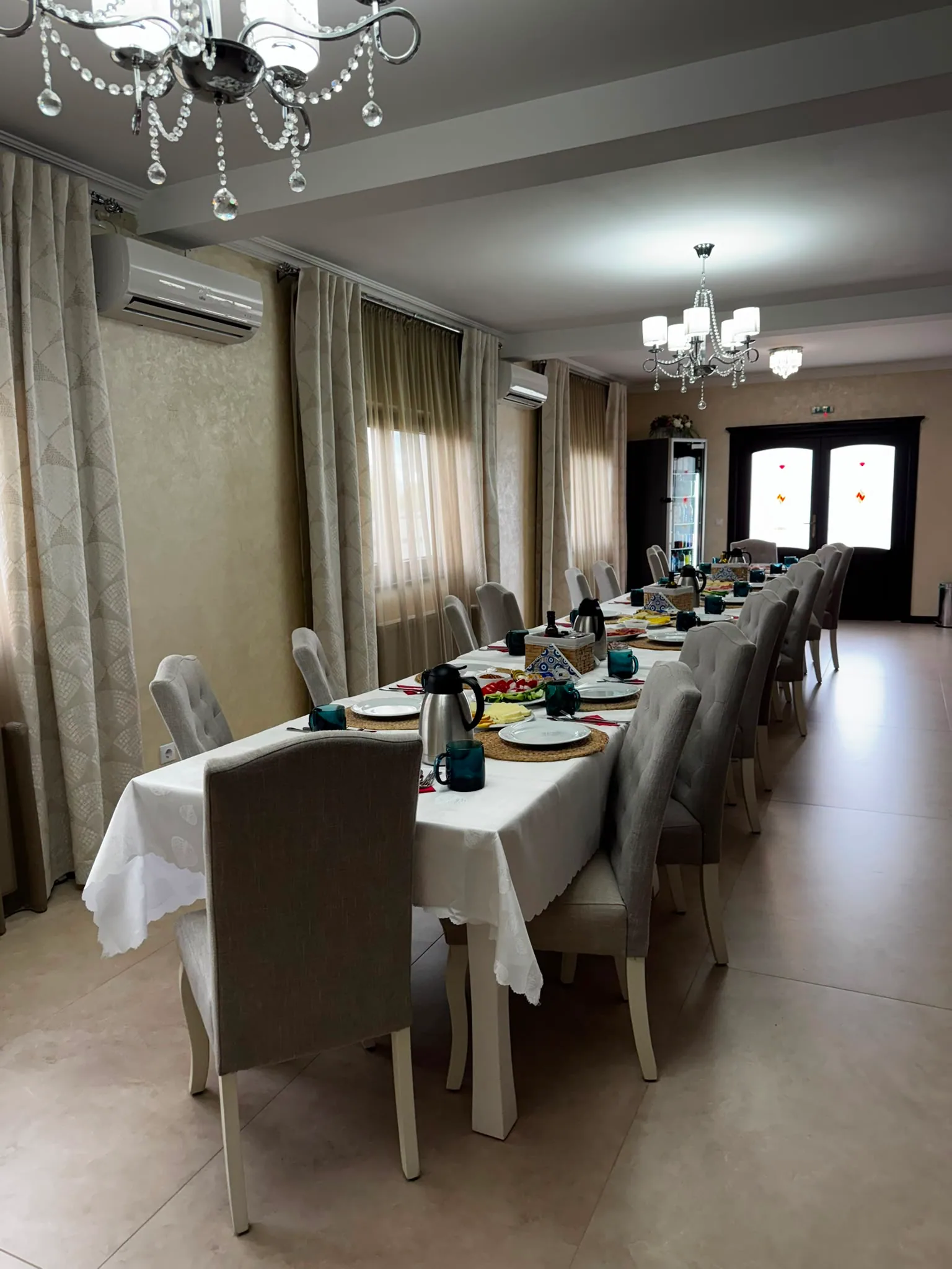 Sala de mese masa lunga aranjata