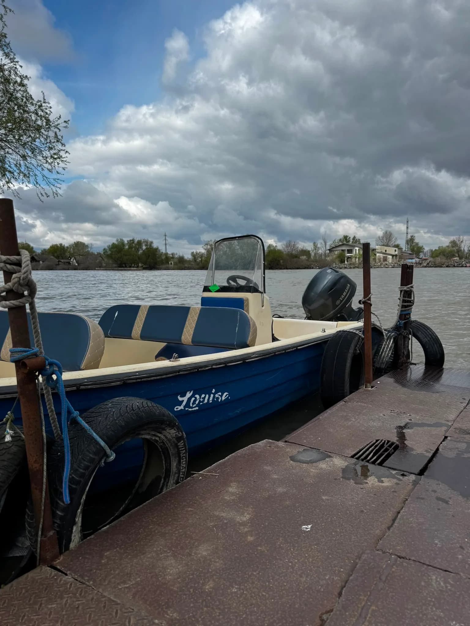 Salupa proprie la ponton
